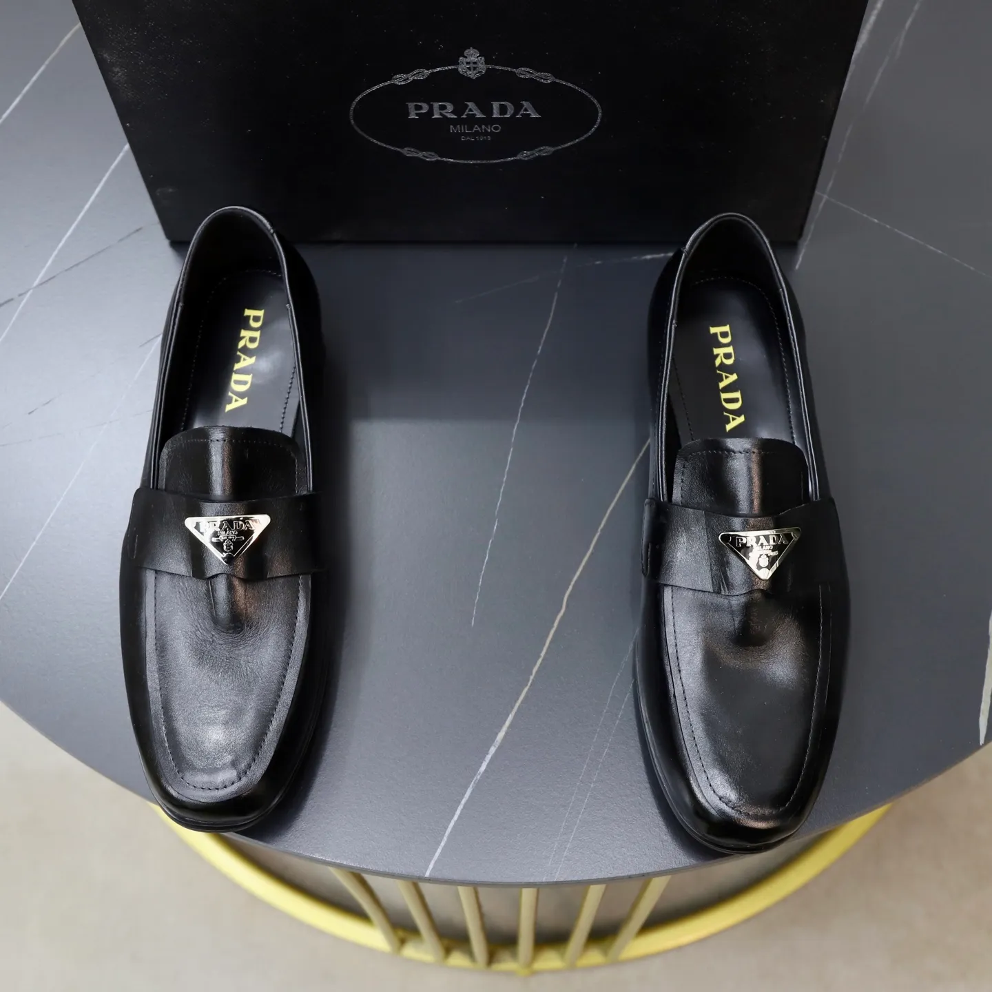 Ex-factory price: 520💰[PRADA] Prada's new casual men's shoes are launched in Hong Kong counters. Official website 1:1 production. Italian washed cowhide + water-dyed leather lining. Designed by European and American masters. Perfect shape to create counter quality, solid color rubber wear-resistant outsole and classic dazzling head! Super versatile and very comfortable. High-end without losing taste, fashionable and novel! ! Absolute focus! 3 colors available! Code number 38-45